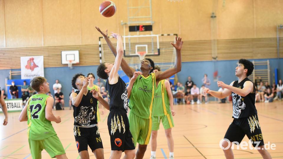 Das BTO (grüne Trikots) gibt keinen Ball verloren. Bild: Tobias Schwarzmeier