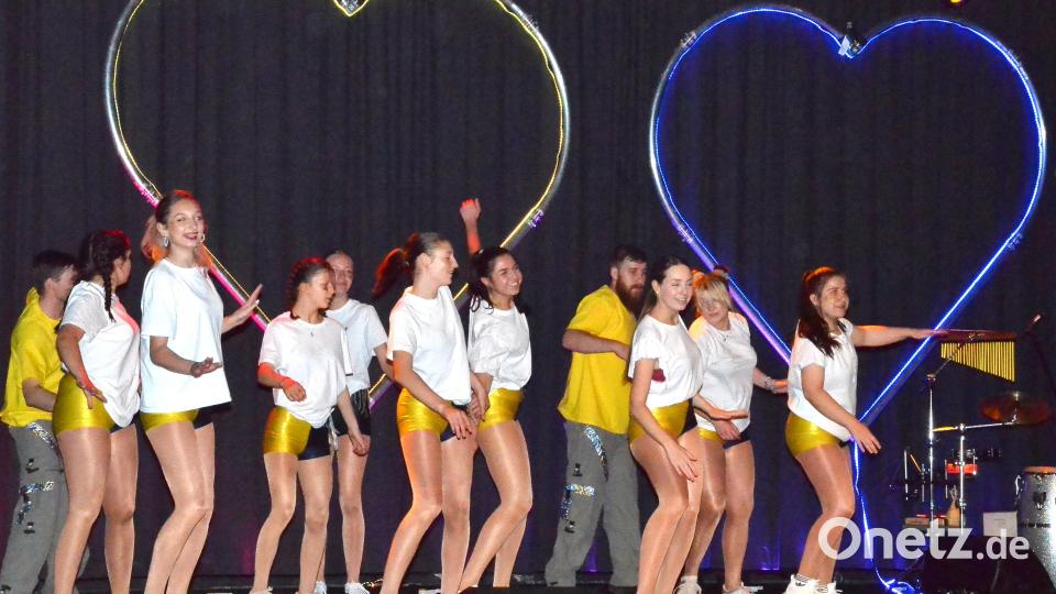 Eine Kombination aus Jugend- und Prinzengarde des Faschingsvereins rückt zum fetzigen Showteil in den Mittelpunkt. Bild: fjo