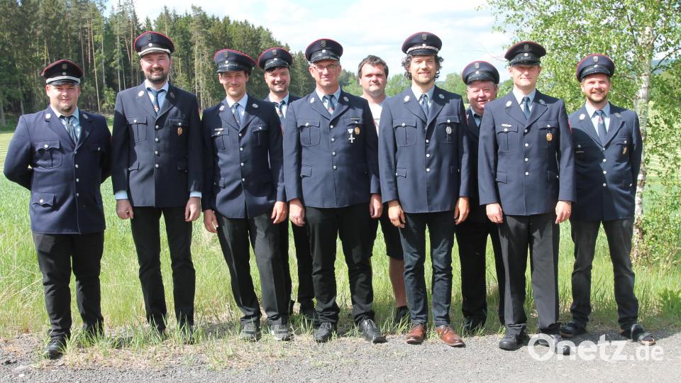 An der Spitze der Feuerwehr Lohma stehen nun Christoph Gollwitzer (Vierter von rechts) als Vorsitzender sowie Manfred Biller (Fünfter von links) als sein Stellvertreter. Bild: pi