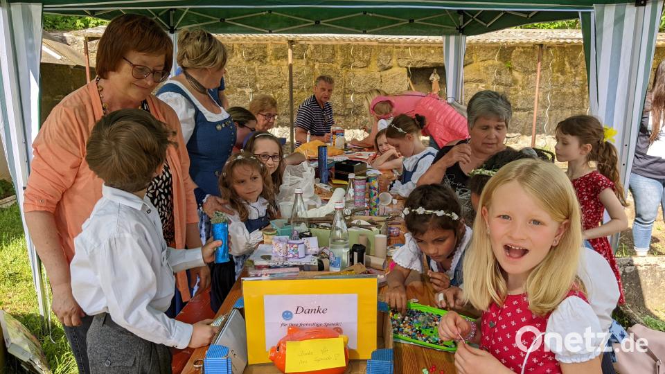 Von den Kindern dicht umlagert ist die Spiele-Ecke im Felixgarten. Der geräumige Klosterhof ist beim weltlichen Part des Felixfestes brechend voll. Strahlender Sonnenschein begleitet die vielen Besucher. Bild: kwl