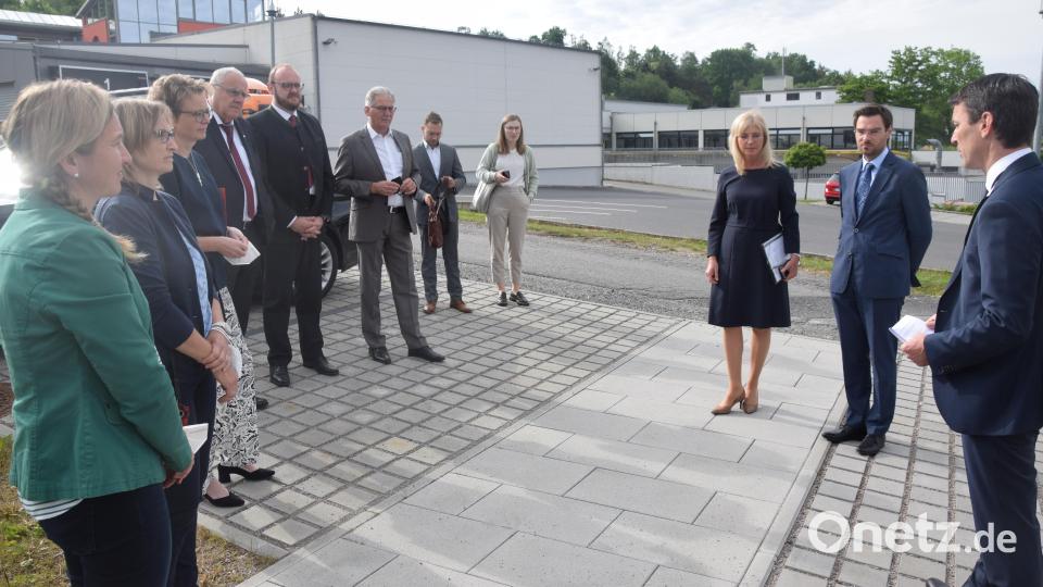 HPZ-Vorstandsvorsitzender Christian Stadler (rechts) empfängt Sozialministerin Ulrika Scharf (Dritte von rechts), bevor er der Staatsministerin und die Gäste ins neue Kinder- und Jugendwohnen führt. Bild: fz