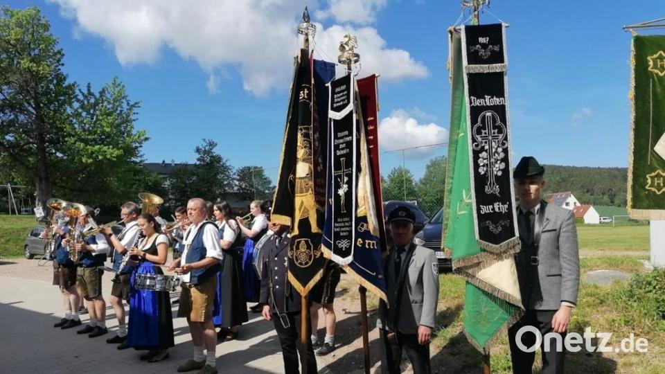 Die Fahnenabordnungen der Vereine stehen Spalier für die Gäste bei der Einweihung des Vereinsheims. Bild: e