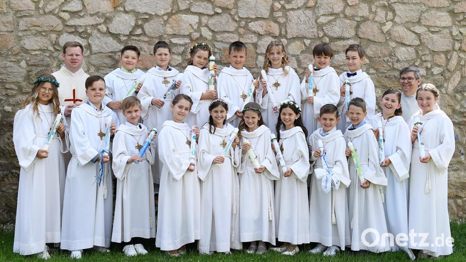 Auch die Mädchen und Buben der Klassen 3b/c feierten mit Stadtpfarrer Thomas Kraus (hinten links) und Gemeindereferent Jochen Gößl (hinten rechts) Erstkommunion. Bild: jzk