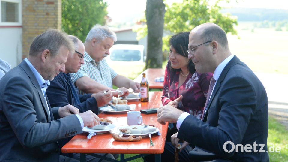 Da kann man es sich schmecken lassen. Die Etsdorfer und Wilhelm Koch hatten ein Weißwurstfrühstück organisiert, welches sich auch der Staatsminister schmecken lies. Bild: Andreas Brueckmann