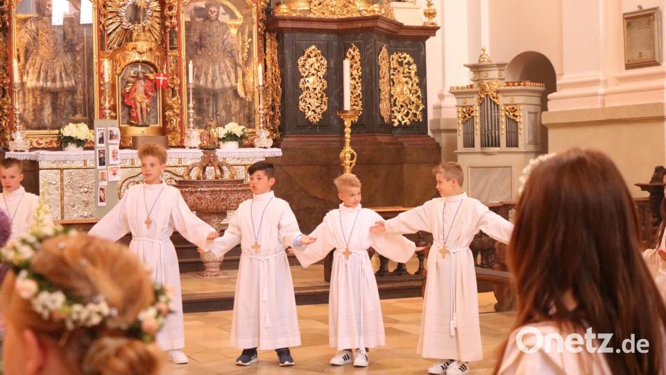 Die Erstkommunionkinder beim gemeinsamen Vaterunser. Bild: Adriana Pasula/exb