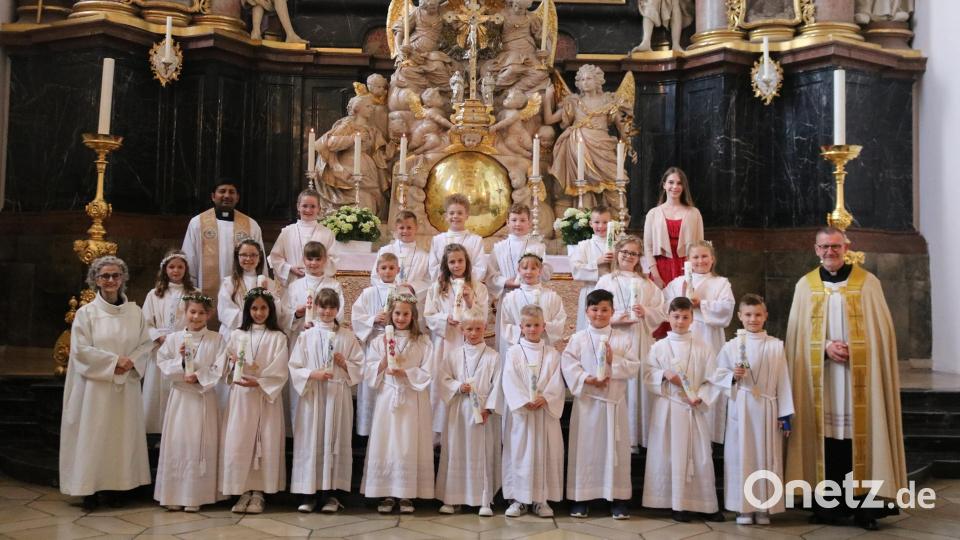 Die Kommunionkinder der Klasse 3a mit Lehrerin Elena Menzel und Pfarrer Dr. Vogl (rechts) sowie Pater John Gali und Gemeindereferentin Gertrud Hankl (links). Bild: Adriana Pasula/exb