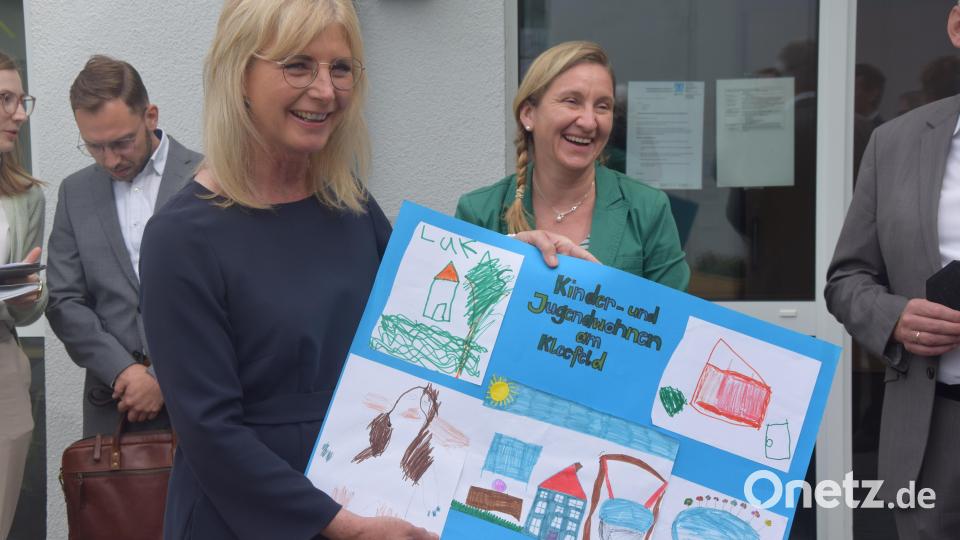 Sozialministerin Ulrike Scharf (links) freut sich über ein Bild der Kinder des Hauses, überreicht von Stephanie Filchner, die das neue Kinder- und Jugendwohnen leitet. Bild: fz