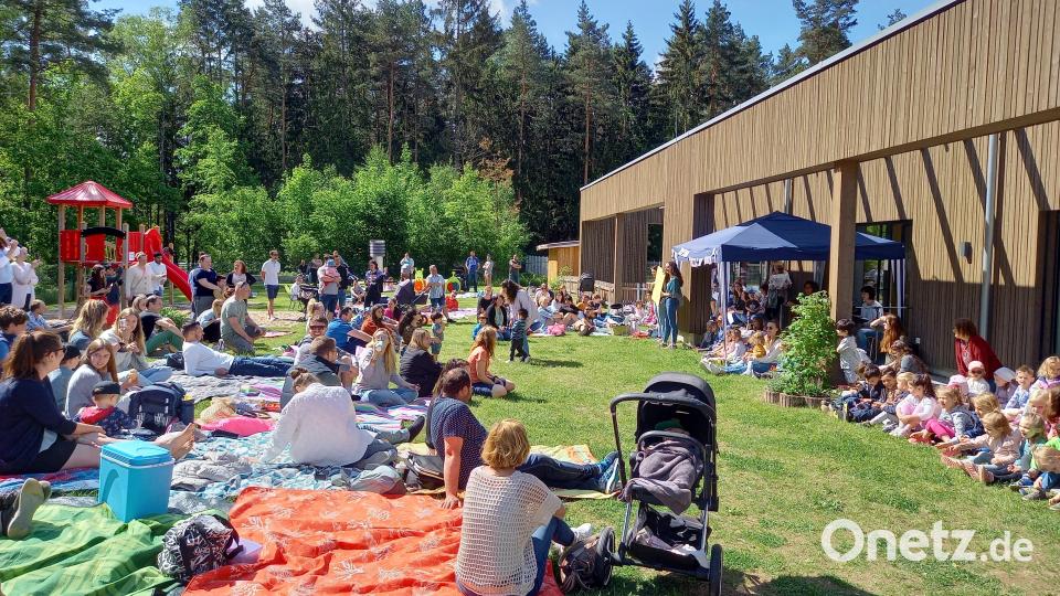 Im Garten des Kindergartens Regenbogenland machten es sich die Familien bequem. Bild: adj