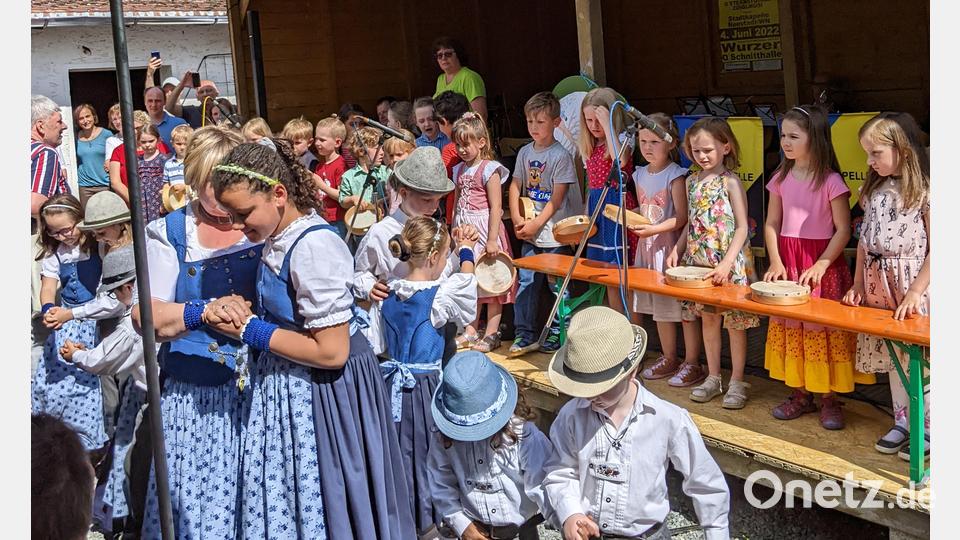 Mit vollem Eifer präsentieren die Kindertanzgruppe des Trachtenvereins mit Vronita Grünauer und die Kleinen der musikalischen Früherziehung unter Maria Wildenauer (rechts auf der Bühne) ihre Vorträge. Bild: kwl