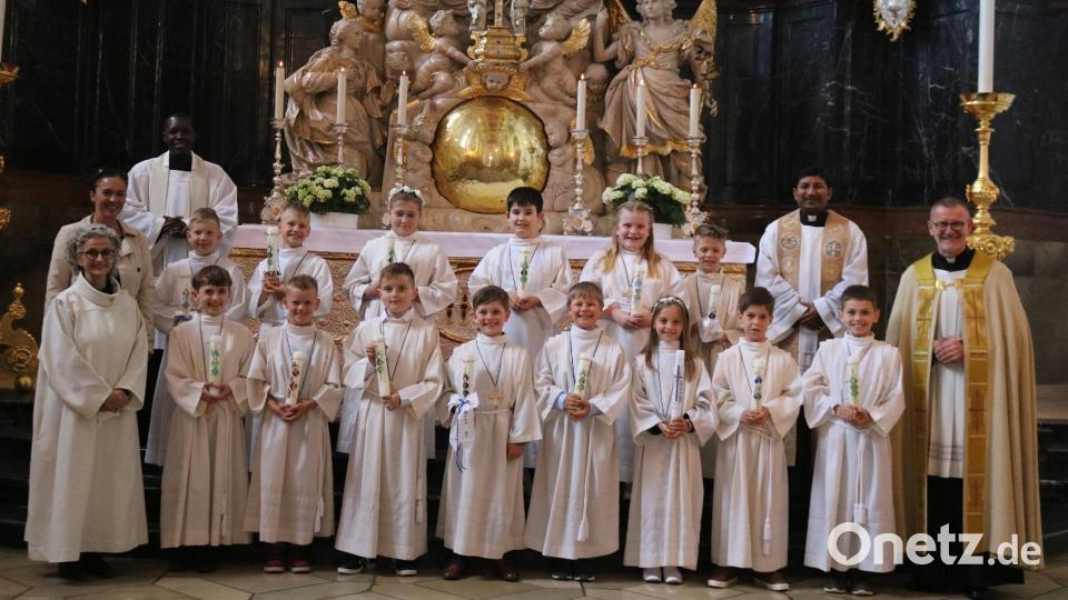 Die Kommunionkinder der Klasse 3b mit Lehrerin Kerstin Münchmeier, Gemeindereferentin Gertrud Hankl, Pfarrvikar Timon Odeney (links) sowie Pater John Gali und Pfarrer Dr. Vogl (rechts). Bild: Adriana Pasula/exb