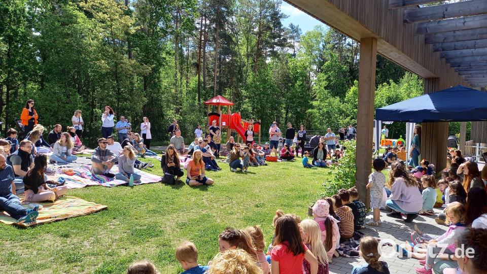 Im Garten des Kindergartens Regenbogenland machten es sich die Familien bequem. Bild: adj