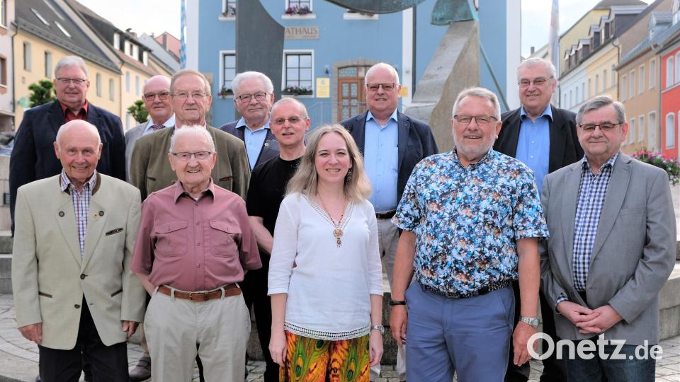 Viele Ehrungen für langjährige aktive Mitgliedschaft und eine Ernennung zum Ehrenmitglied gab es bei der Liedertafel nachzuholen. Die goldenen Ehrennadeln überreichten Vorsitzender Karl Ott und Gerhard Huber, Vorsitzender der Sängergruppe Weiden Bild: do