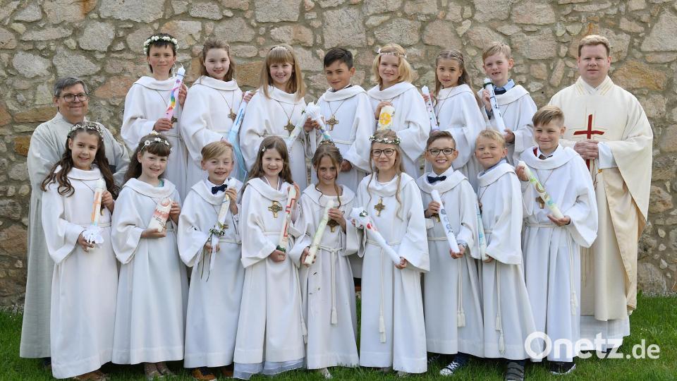 Die Erstkommunionkinder der Klasse 3a mit Stadtpfarrer Thomas Kraus (rechts) und Gemeindereferent Jochen Gößl (links). Bild: jzk