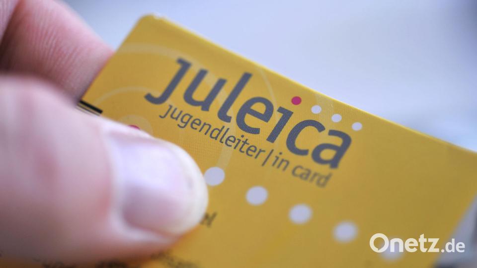 Der Musterausweis einer Juleica (Jugendleiter-Card). Bundesweit erhalten ihn Ehrenamtliche in der Jugendarbeit, auch als Belohnung für das Engagement. Bild: Peter Steffen/dpa