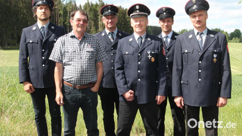 Einer der Höhepunkt der Jahreshauptversammlung ist neben der Verabschiedung des langjährigen Vorsitzenden Anton Portner (Dritter von rechts) die Ernennung von Hans Feneis (Zweiter von links) und Wolfgang Kick (rechts) zu Ehrenmitgliedern. Bild: pi