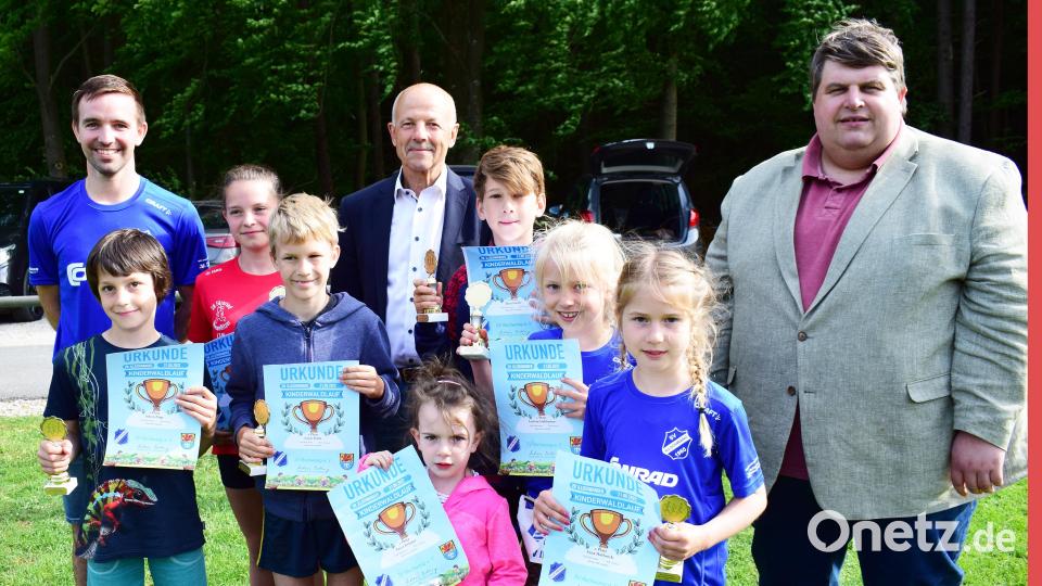 Bei der Siegerehrung (von links): Abteilungsleiter Andreas Dehling vom Lauftreff vom SV Illschwang, der Geschäftsführer der Conrad Sportförderung Günther Simmerl und der Schirmherr 1.Bürgermeister Dieter Dehling mit den streckenschnellsten Läuferinnen und Läufern. Bild: no