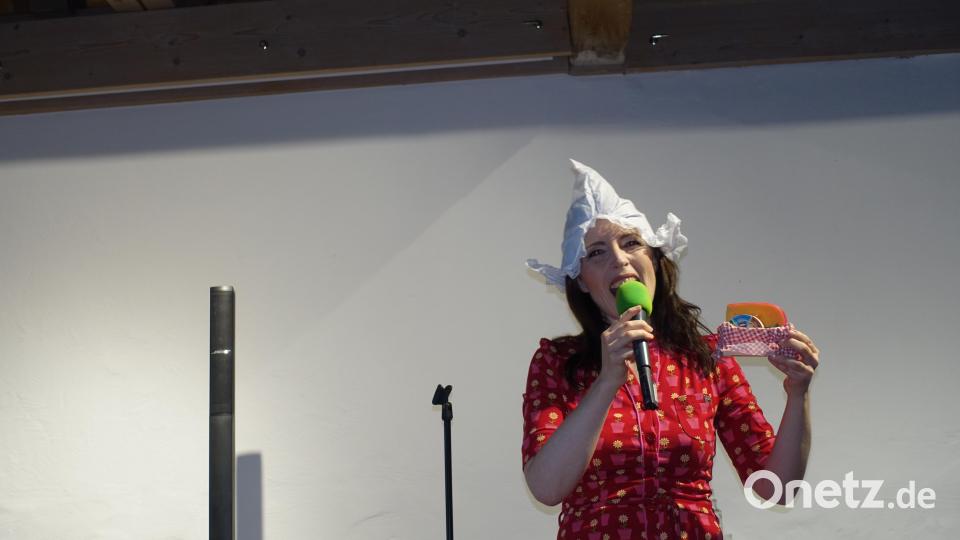 Alexandra Völkl alias &quot;Fräulein Cilly&quot; lässt im Steinstadl in Parkstein auch die holländische Käsewerbeikone Fräulein Antje auferstehen. Bild: ui