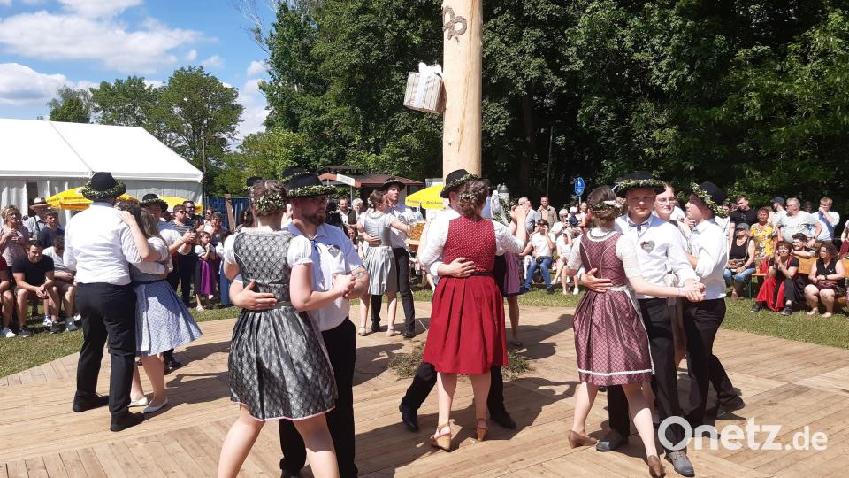 Das Baumaustanzen ist der Höhepunkt bei der Kümmersbrucker Kirwa,. Bild: Kirwagemeinschaft Kümmersbruck/exb