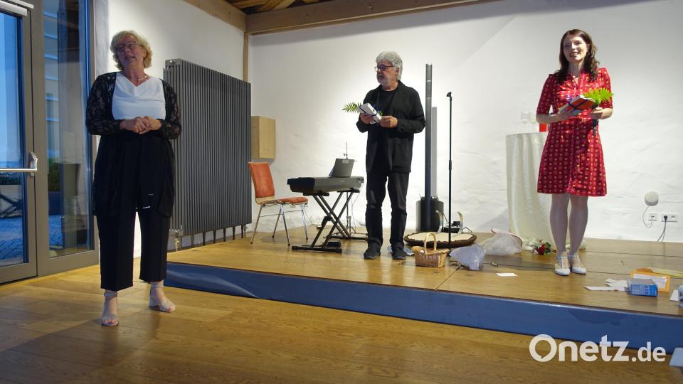 Die Geschäftsführerin des evangelischen Bildungswerks Oberpfalz Bettina Hahn dankt Budde Thiem und Alexandra Völkl für die unterhaltsamen Einblicke in die Werbewelt von gestern bis heute. Bild: ui