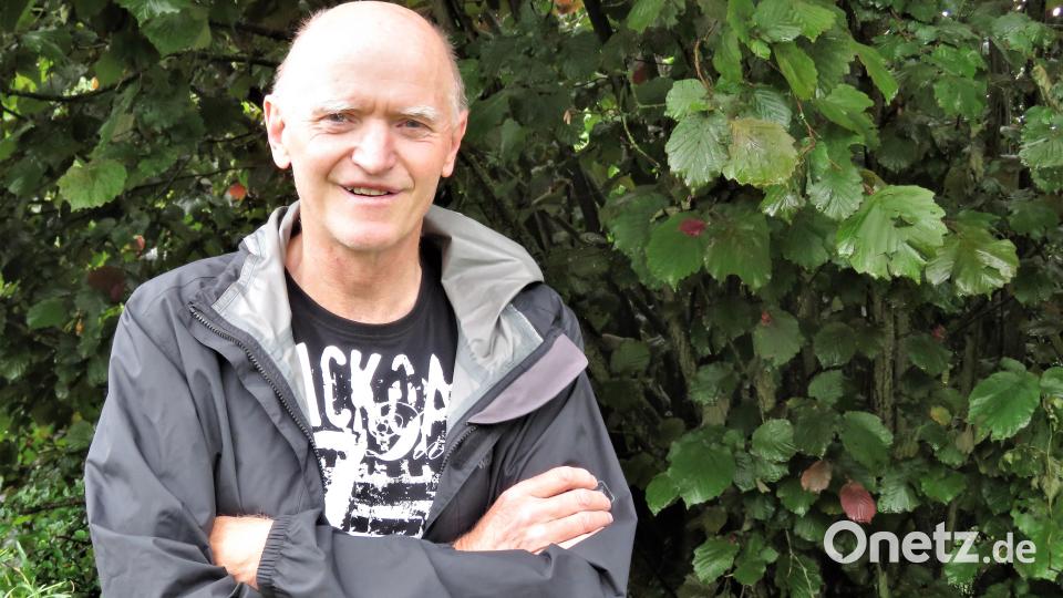 Erwin Möhrlein leitete die Wanderung und verwies dabei unter anderem auch auf die starken Veränderungen in der Vogelwelt des Naturschutzgebietes. Bild: ubb