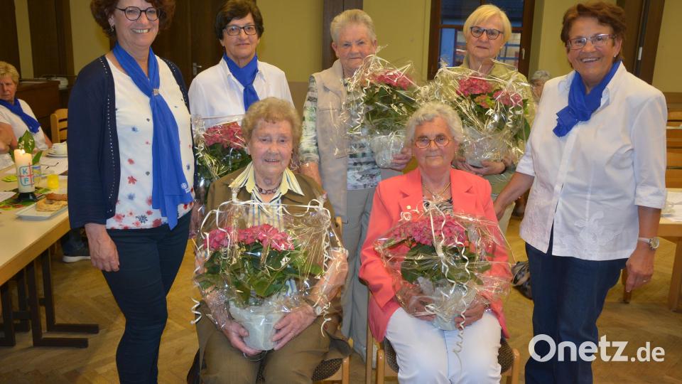 Geehrt wurden für 60 Jahre im Frauenbund (vorne von links) Ehrenvorsitzende Ursula Thoma und Theresia Friedl. Bezirksvorsitzende Monika Sommer (hinten links) und Vorsitzende Stilla Schuller (hinten rechts) zeichneten für 20 Jahre Elfriede Dotzauer, Käthe Krieglsteiner und Silvia Ruthus (von links) aus. Bild: jr