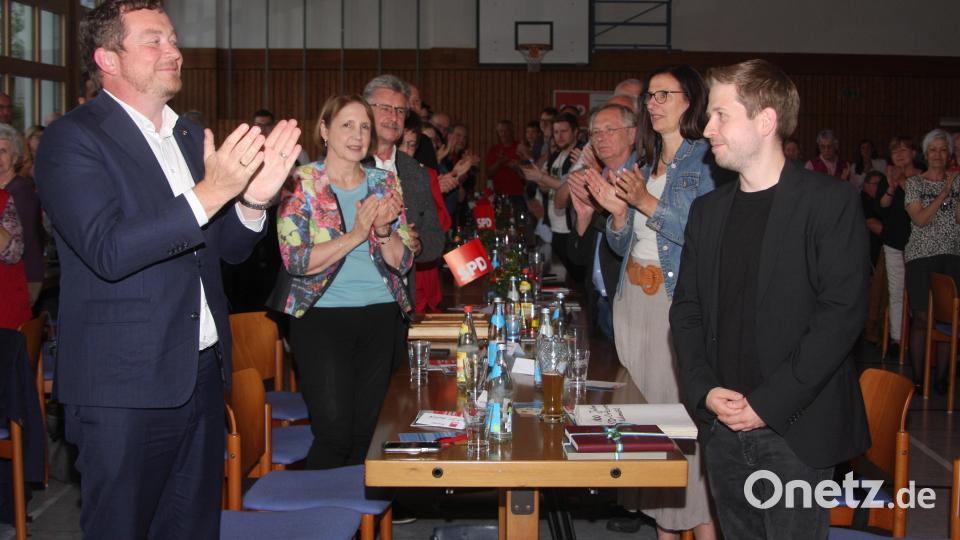 Für seine Ansprache erntete Kevin Kühnert (rechts) stehende Ovationen. Bild: wro