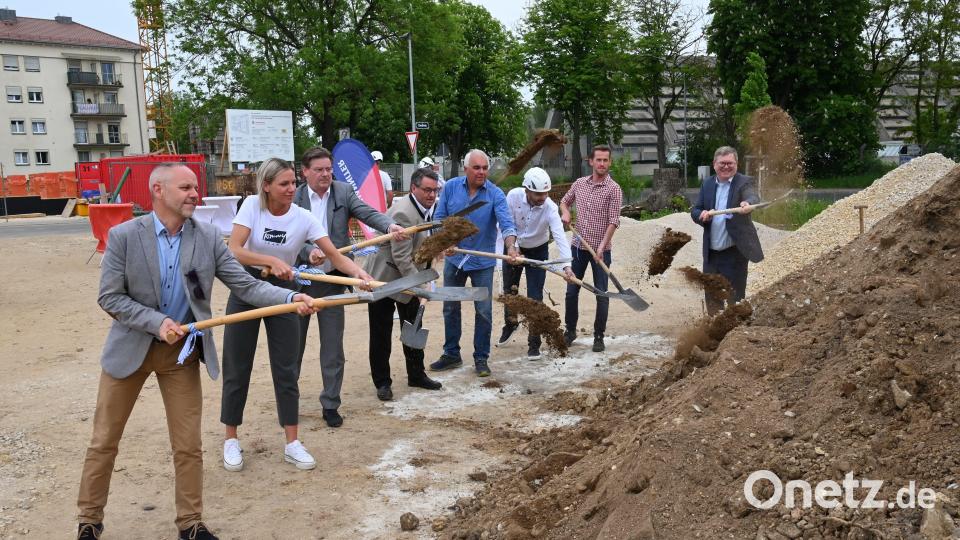 Symbolischer Spatenstich für die Johanniter-Kinderkrippe am Claudiweg (von links): Thomas Boss (Jugendamt), Valeria Pundor (Johanniter-Einrichtungsleiterin), Stadtbau-Geschäftsführer Maximilian Hahn, Johanniter-Regionalvorstand Martin Steinkirchner, Architekt Georg Kartini, Stefan Alt (Bauunternehmen Alt), Thomas Fischer (Ingenieurbüro Wellnhofer) und Oberbürgermeister Michael Cerny. Bild: gf