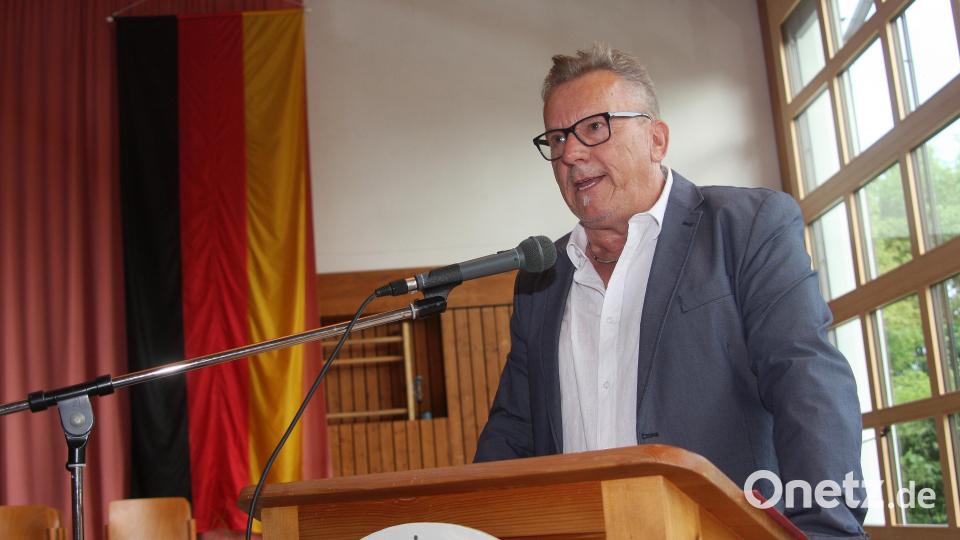 Zu den Festrednern gehörte auch Ortsvorsitzender Udo Fürst. Bild: wro
