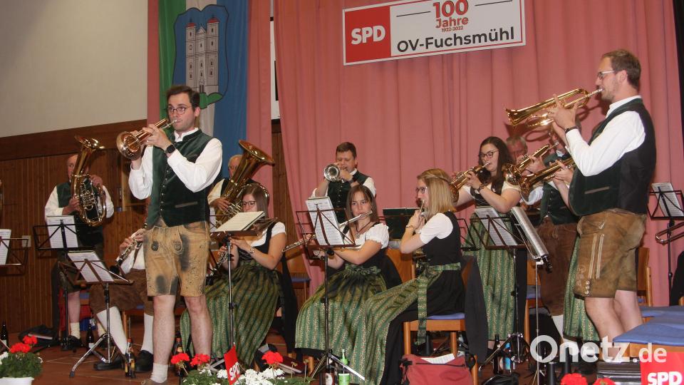 Eines der musikalischen Highlights lieferte die Blaskapelle Falkenberg unter der Leitung von Franz Stierstorfer (vorne links). Bild: wro
