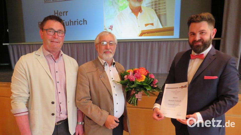 Mit der Ehrennadel in Silber für seine besonderen Verdienste um den Sport wurde Berndt Fuhrich von Sportreferent Wolfgang Schwarz und Bürgermeister Sebastian Dippold aus gezeichnet. Bild: adj