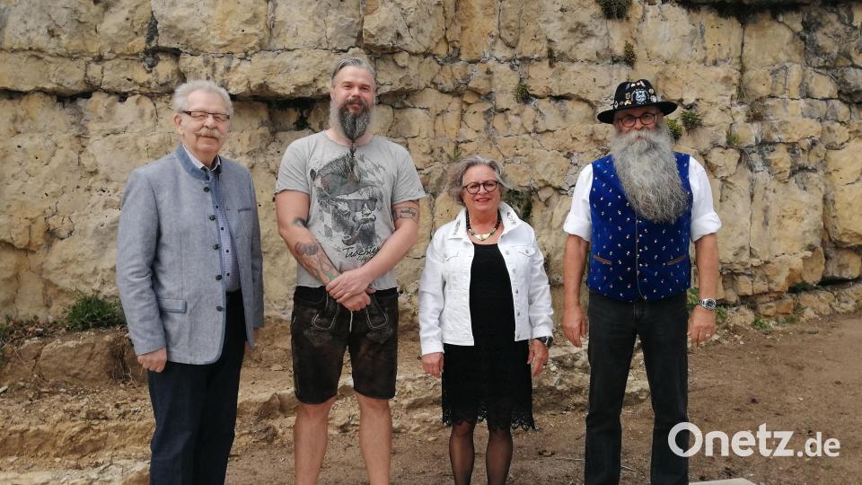 Der Präsident des Ostbayerischen Bartclubs Christian Feicht (Zweiter von links) mit drei der Gründungsmitglieder (von links): Karl-Heinz Schell, Lisa Preuß (Kassen- und Pressewart und Ehrenmitglied) und Willi Preuß (Ehrenpräsident). 	Bild: dir Bild: dir