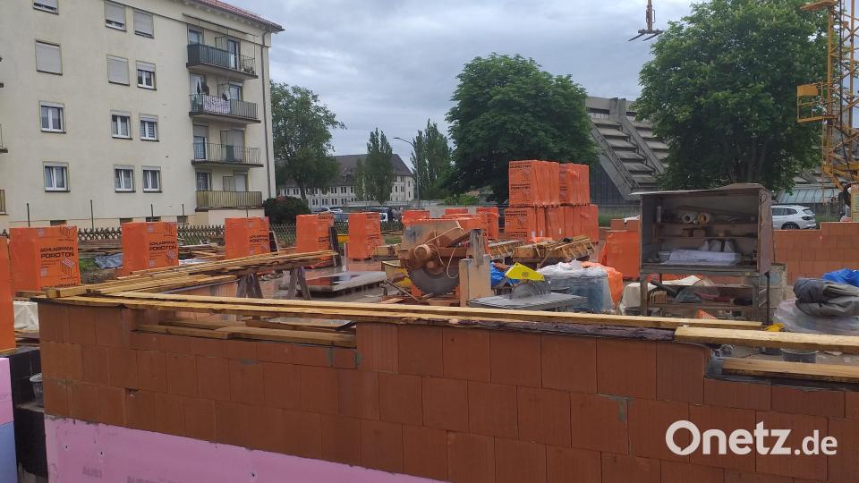 Am Claudiweg in Amberg wird gebaut: hier soll eine neue Kinderkrippe entstehen. Bild: tk