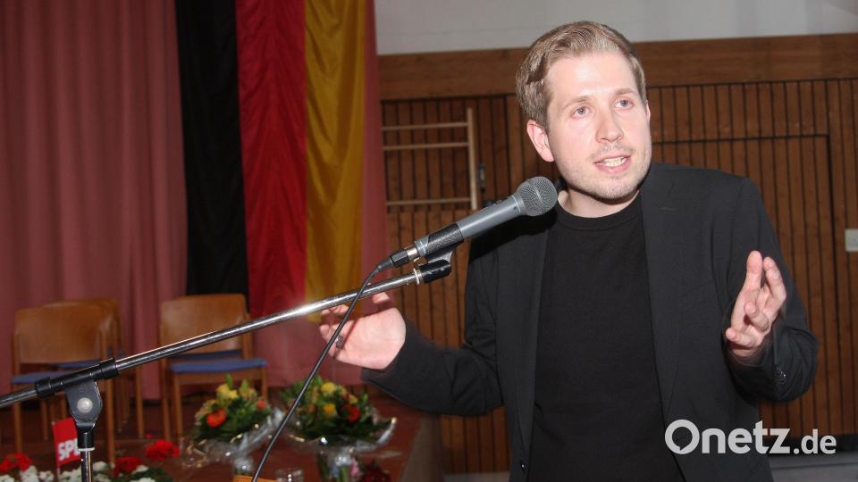 Wort- und gestenreich: Kevin Kühnert gratulierte der SPD Fuchsmühl. Bild: wro