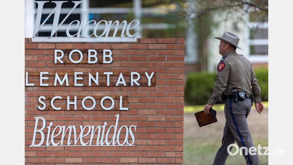 Vor den tödlichen Schüssen an der Grundschule soll der jugendliche Täter vor dem Gebäude einen Autounfall verursacht haben. Bild: William Luther/The San Antonio Express-News/AP/dpa