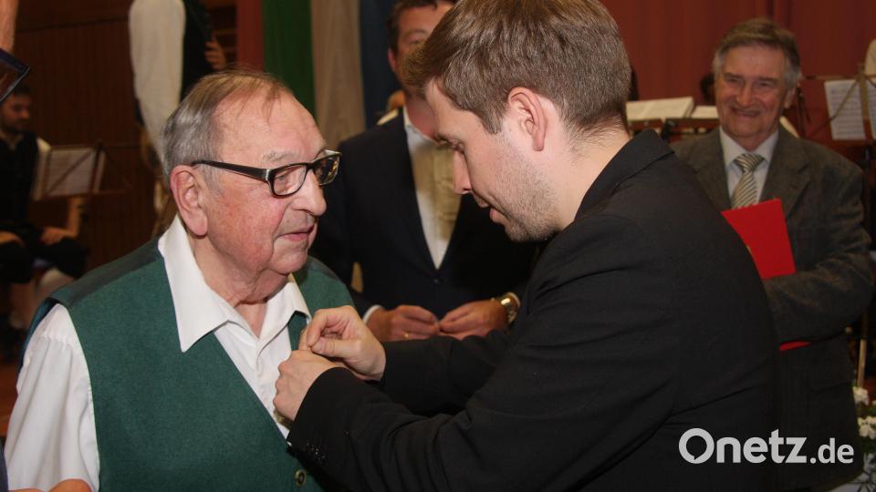 Heinrich Ulrich sen. (links) wurde für 70 Jahre Treue zur SPD ausgezeichnet. Bild: wro