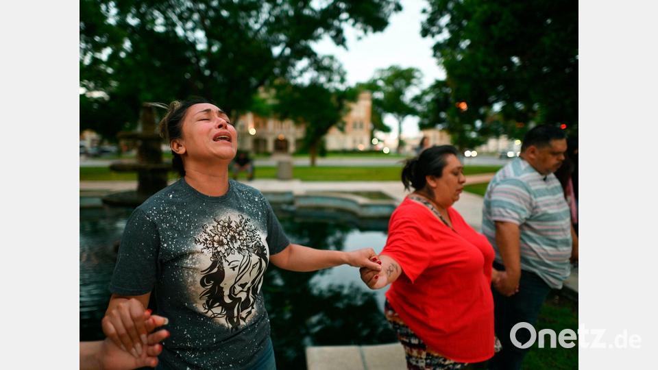 Mahnwache nach dem Massaker: Nicht nur im texanischen Uvalde herrschen nach der Bluttat Trauer und Entsetzen - in den ganzen USA sollen bis Samstag die Flaggen auf Halbmast wehen. Bild: Billy Calzada/The San Antonio Express-News/AP/dpa