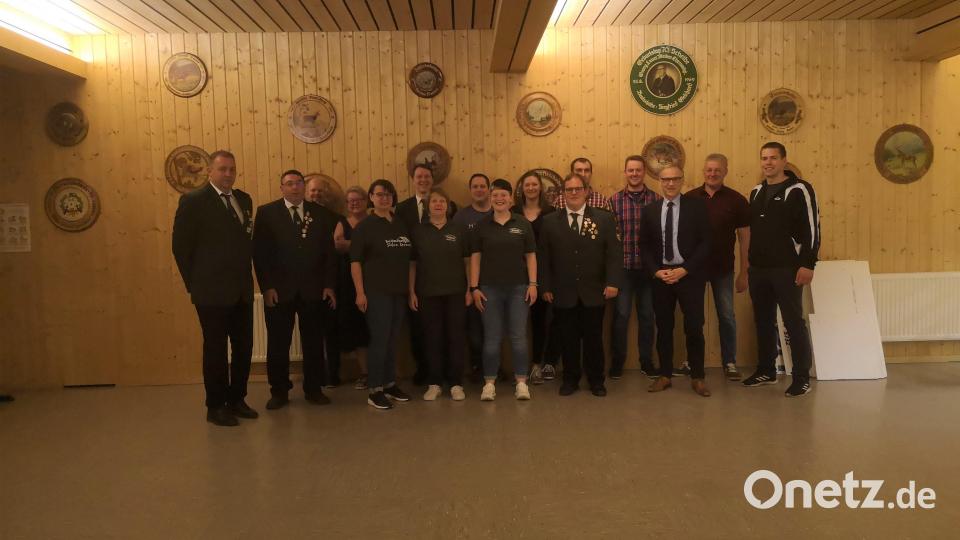 Der neu gewählte Vorstand der Tell-Schützen, von links Dritter Schützenmeister Max Ernstberger, Erster Schützenmeister Bernhard Ernstberger, Zweiter Sportleiter Markus Peterhans, Schriftführerin Ulrike Heimerl, Beisitzerin Elfriede Rosner, Kassier Martin Kraus, Erste Damenleiterin Ulrike Kraus, Beisitzer Stefan Peterhans, Erste Jugendleiterin Christina Kraus, Zweite Damenleiterin Franziska Kraus, Zweiter Schützenmeister Uwe Friedrich, Beisitzer Stefan Ernstberger, Zweiter Jugendleiter Lukas Schicker, Bürgermeister Bernd Sommer, Beisitzer und Fahnenträger Gottfried Schicker, Beisitzer Florian Ernstberger. Bild: Sydney-Scarlette Kraus/exb
