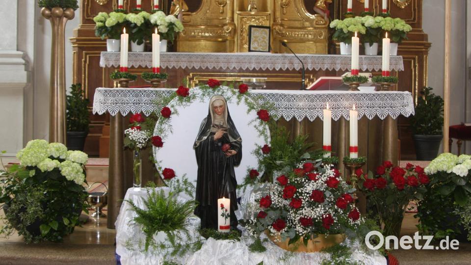 Der mit Rosen geschmückte Rita-Altar erinnerte in der Wallfahrtskirche an den Todestag der Volksheiligen aus Italien. Bild: wro