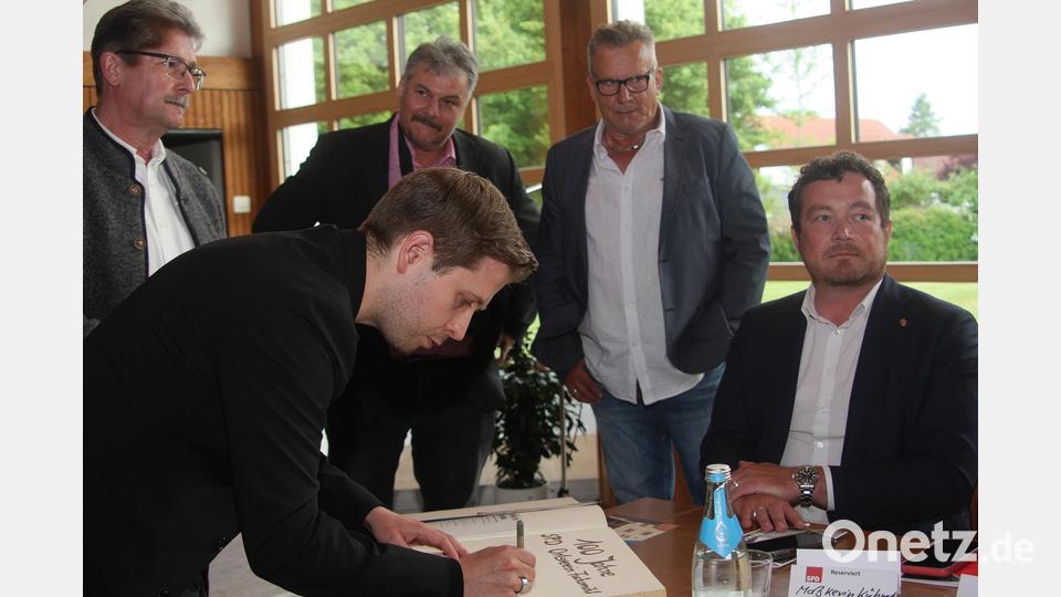 Kevin Kühnerts erste Aufgabe war der Eintrag ins Goldene Buch der Marktgemeinde Fuchsmühl. Bild: wro