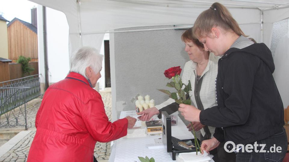 Am Vorplatz der Wallfahrtskirche wurden Rita-Rosen, Devotionalien und Rita-Öl angeboten. Bild: wro