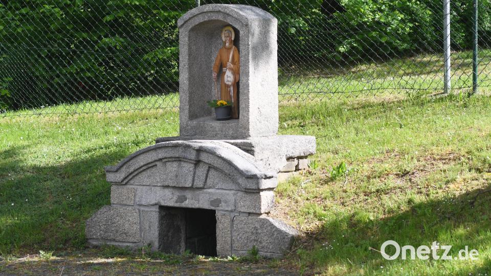 Bewacht von einer Heiligenfigur und überdacht von einem Granitstein steht das Felixbrünnerl etwa in der Mitte der Felixallee am Hang. Bild: Gabi Schönberger