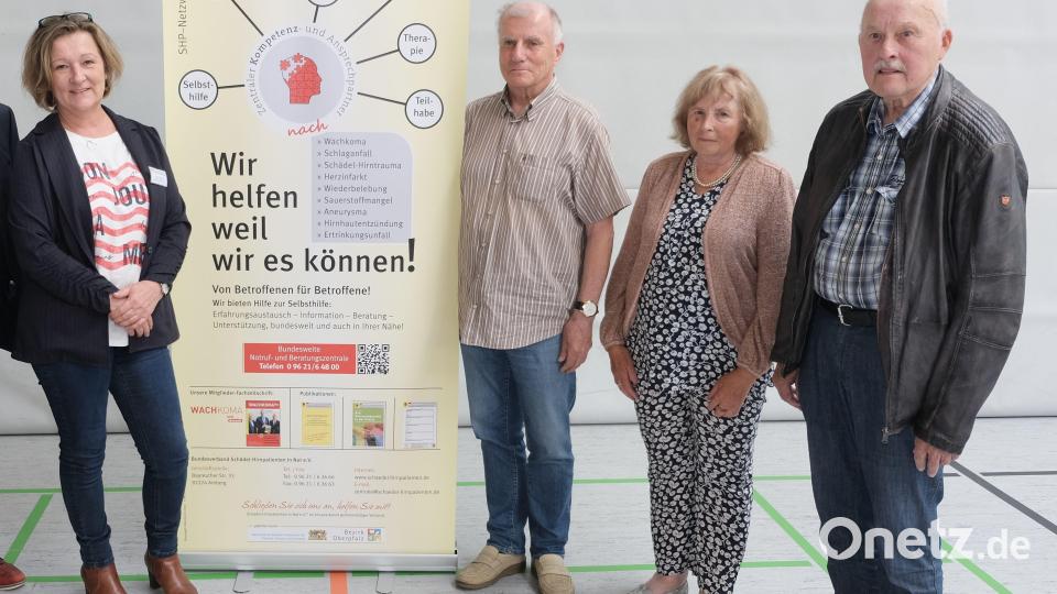 Stellvertretende Vorsitzende Ingrid Ranzinger (links) ehrte drei Mitglieder für 25-jährige Vereinszugehörigkeit (von links): Jürgen Winkler aus Lutherstadt Wittenberg, Hermine Skandera aus Ammerthal und Horst Klagge aus Mainz. Bild: usc