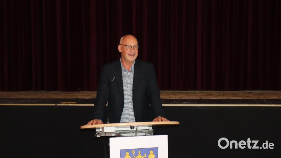 Regisseur Johannes Reitmeier bei seiner mitreißenden Ansprache an die Darsteller. Bild: Stadt Tirschenreuth/exb