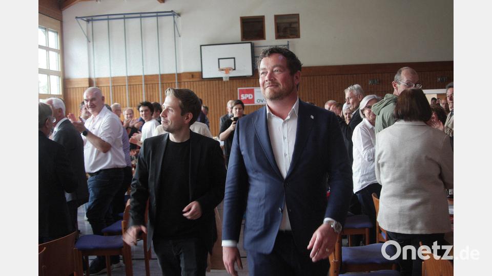Kräftigen Applaus ernteten MdB Uli Grötsch und SPD-Generalsekretär Kevin Kühnert (von rechts) bereits beim Empfang in der Mehrzweckhalle. Bild: wro