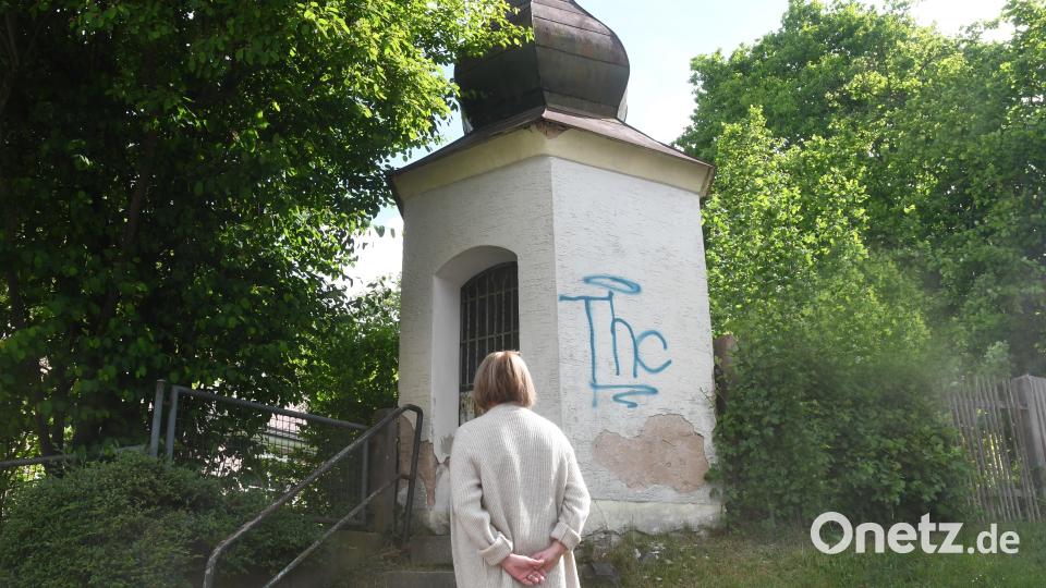 Die Schallerkapelle am Fuße der Felixallee ist in einem erbärmlichen Zustand. Der Oberpfalzverein möchte sie aus ihrem Dornröschenschlaf wecken und von hier aus einen meditativen Kreuzweg zur Felixkirche schaffen. Bild: Gabi Schönberger