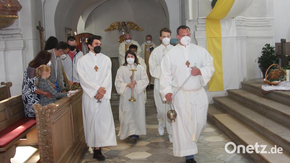 Beim feierlichen Einzug in die Wallfahrtskirche wurden die Zelebranten von den Fuchsmühler Ministranten begleitet. Bild: wro