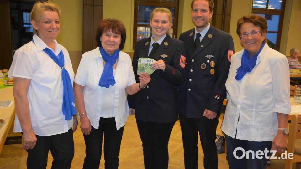 Mit 500 Euro überraschte der Frauenbund Mitterteich die Kinderfeuerwehr „Feuerfunken&quot;. Im Bild (von links) stellvertretende Vorsitzende Ursula Fröhlich, Kassiererin Rita Thoma, Lena Nemsow und Christian Grillmeier von der Feuerwehr, Frauenbund-Vorsitzende Stilla Schuller. Bild: jr