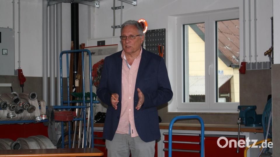 In der außerordentlichen Stadtratssitzung fasst Ortsplaner Klaus Stiefler die Ziele der Ortskernerneuerung in Dießfurt zusammen. Bild: bjp
