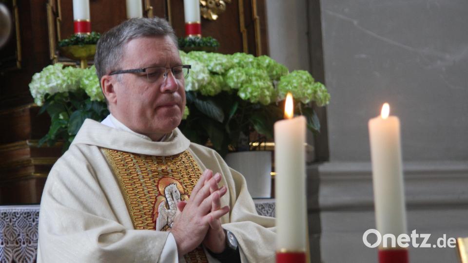Regionaldekan Manfred Strigl betonte, dass er gerne nach Fuchsmühl gekommen sei, um mit den Gläubigen das Rita-Fest zu feiern. Bild: wro