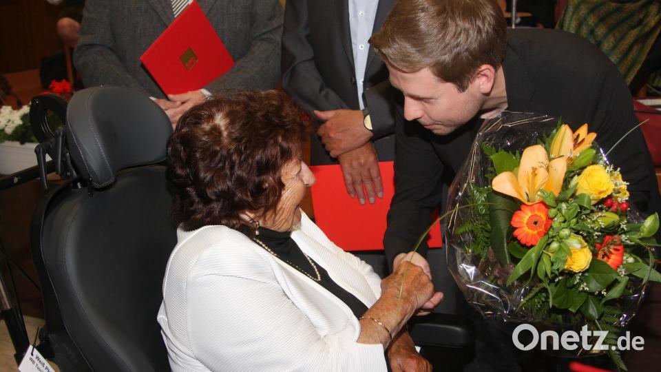Kevin Kühnert bedankte sich bei Minne Weiß für ihr jahrzehntelanges Engagement in der Kommunalpolitik, der Arbeitsgemeinschaft sozialdemokratischer Frauen und der Ukraine-Hilfe. Bild: wro